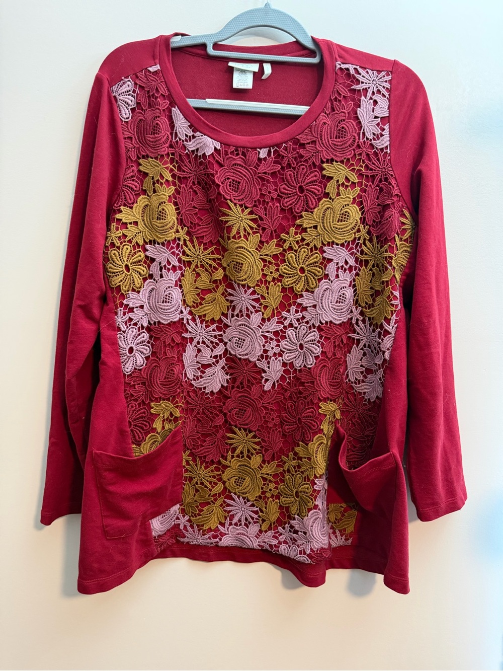 Long-Sleeve Red Floral Lace Appliqué Tee with Front Pockets